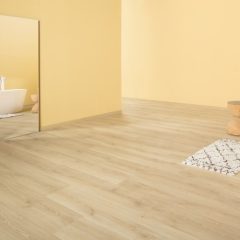  7,7cm magas színazonos szegélyléc Quick Step laminált padlókhoz