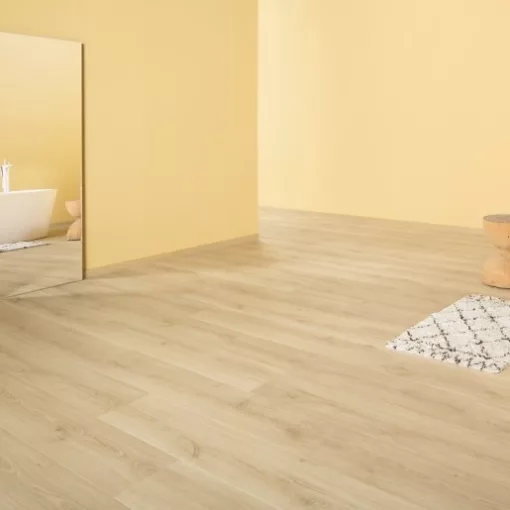 7,7cm magas színazonos szegélyléc Quick Step laminált padlókhoz