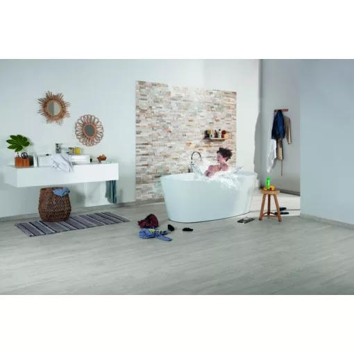 7,7cm magas színazonos szegélyléc Quick Step laminált padlókhoz