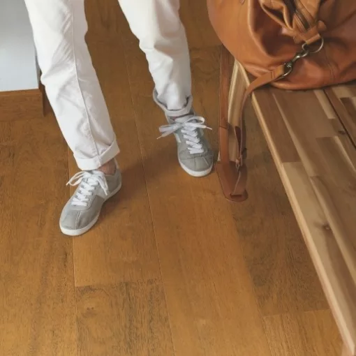 7,7cm magas színazonos szegélyléc Quick Step laminált padlókhoz