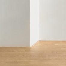 Scotia színazonos szegélyléc Quick Step laminált padlókhoz