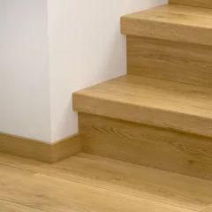   Bloom füstös fűvészkerti tölgy Quick Step bullnose lépcsőburkolat